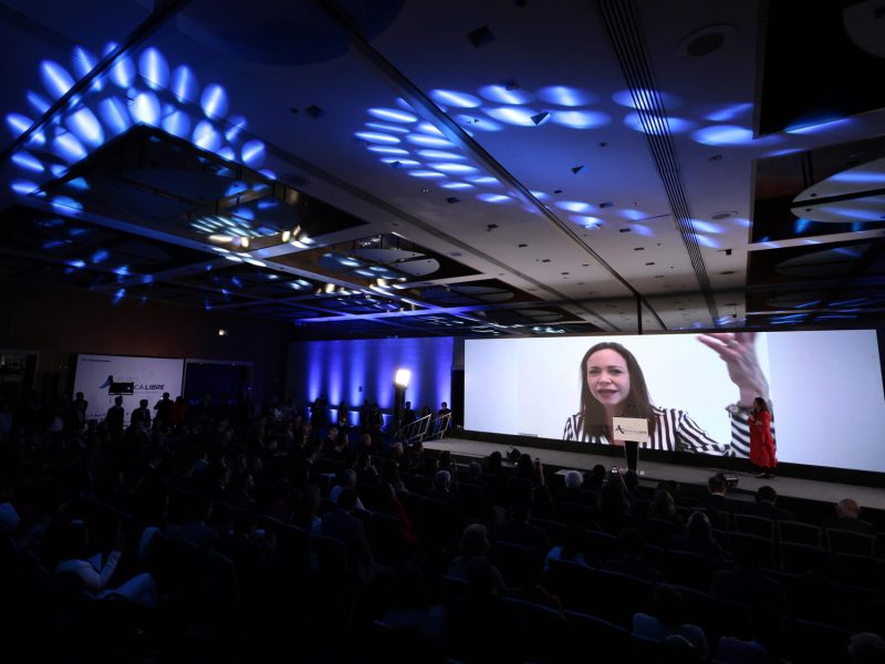 Machado urge a la justicia internacional a que "actúe" frente al Gobierno de Maduro