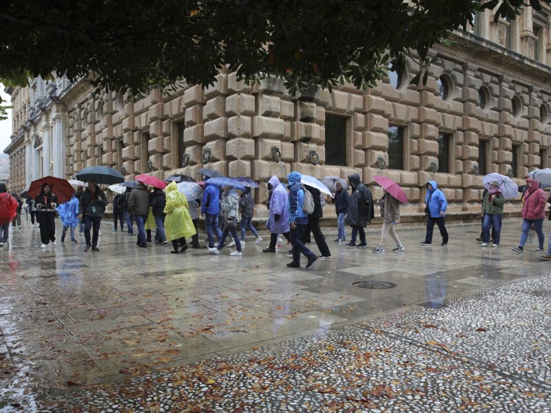 Miles de evacuados, transporte suspendido e inundaciones en otro temporal que azota España