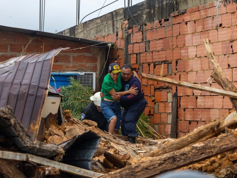 Intensas lluvias en Maracaibo provocan desplome de vivienda y casas anegadas (Fotos)