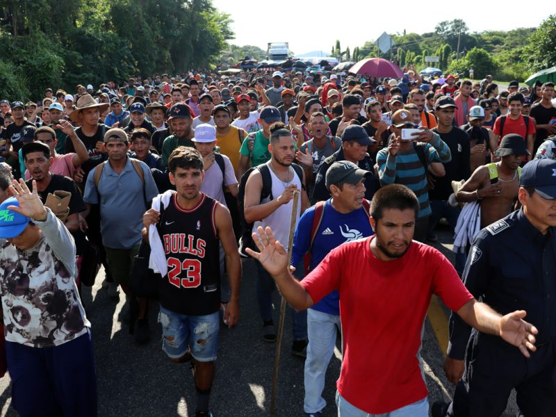 La caravana migrante denuncia un cerco policial en el sur de México