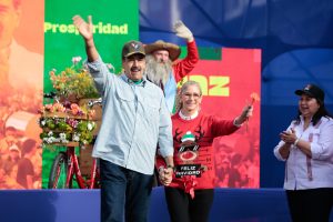 Chavismo también sale a la calle para apoyar a Maduro