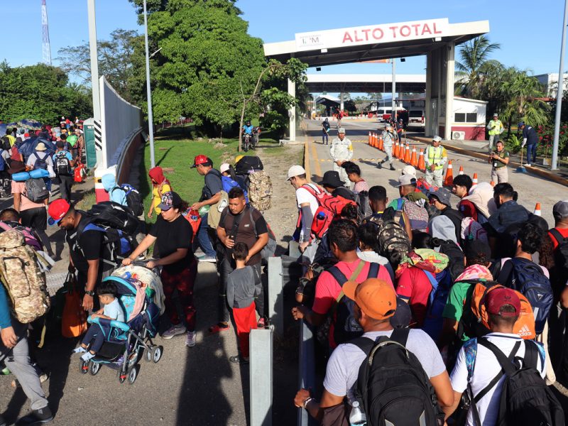 La caravana migrante se topa con el bloqueo de las autoridades en el sur de México