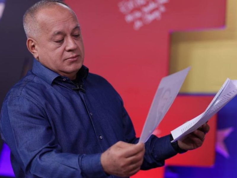 Cabello dice que es "una farsa" el asedio a la embajada argentina