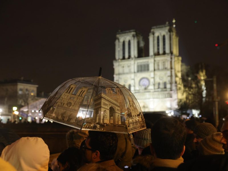 Las puertas de Notre Dame se abren, el órgano resuena y París recupera su catedral