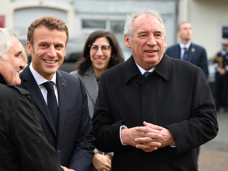 El presidente francés Emmanuel Macron (2-L) y el alcalde de Pau Francois Bayrou (R) visitan el Centro Cultural Foirail en Pau Francia, 30 de septiembre de 2022 (reeditado el 13 de diciembre de 2024)