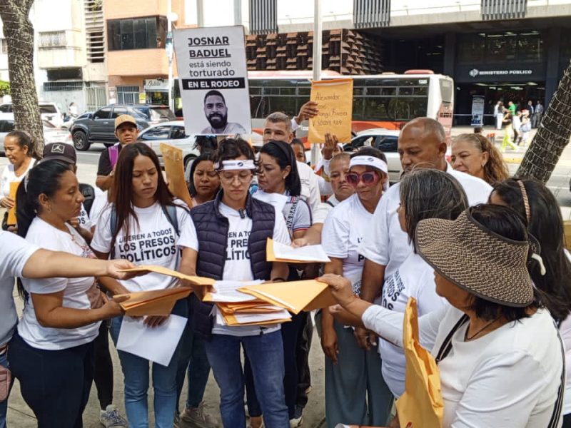 Familiares de presos políticos de El Rodeo protestan ante Fiscalía y exigen atención médica para reclusos