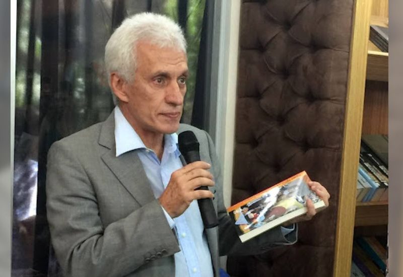 Fernando Martínez Mottola, uno de los seis asilados en embajada argentina, sale y se entrega al gobierno