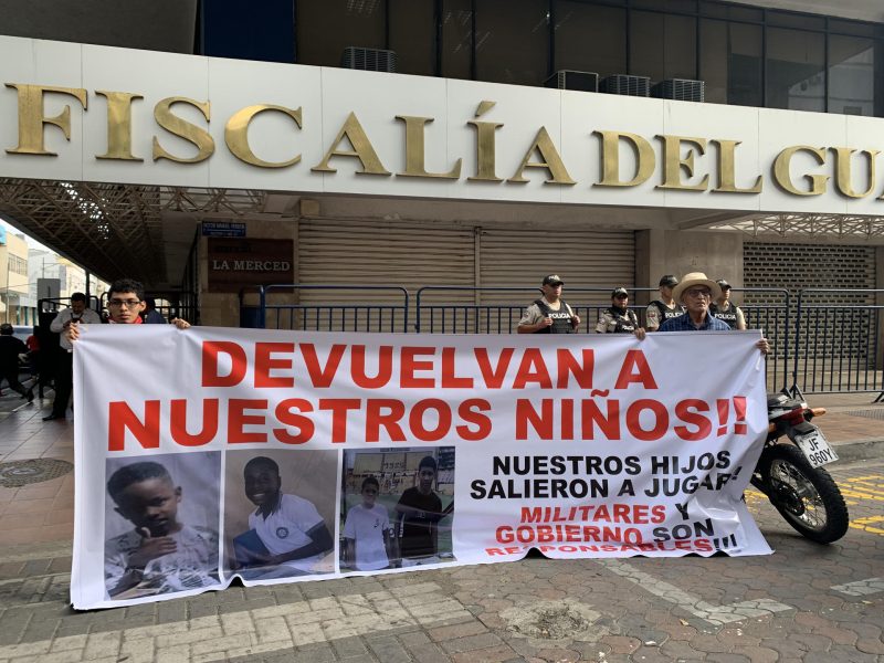 Familia de cuatro niños desaparecidos en Ecuador dan datos para cotejar con hallazgo de cuerpos calcinados