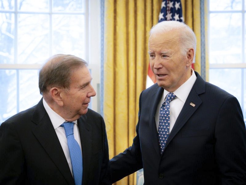 Biden coincide con Edmundo González en que debe "honrarse" su "victoria" sobre Maduro