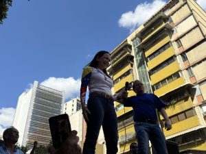 María Corina reaparece en la calle frente a seguidores en Chacao