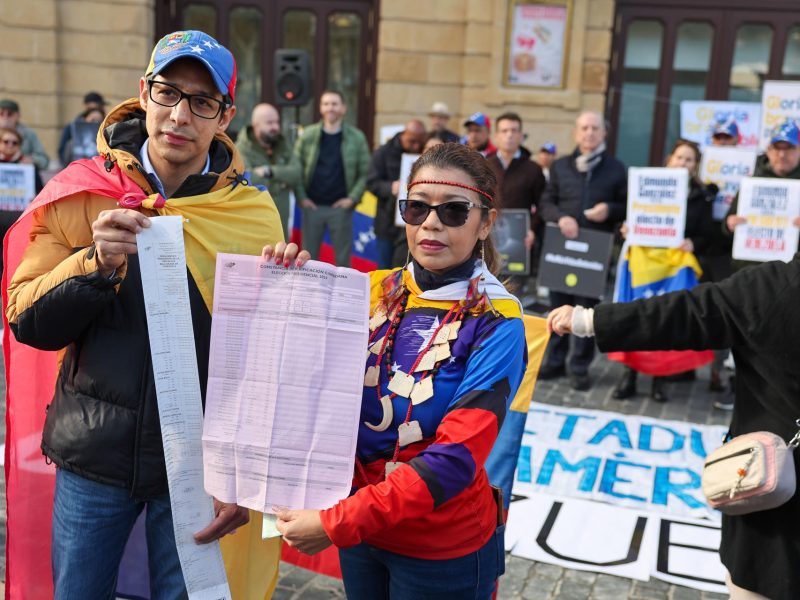 Venezolanos se concentran en España para denunciar "el golpe de Estado" de Maduro