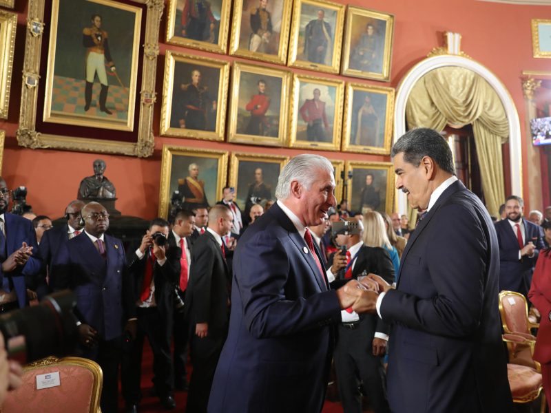 Maduro dice que se prepara con Cuba y Nicaragua para "tomar las armas", de ser necesario