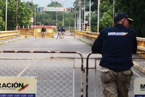 Venezuela cierra la frontera terrestre y suspende los vuelos con Colombia