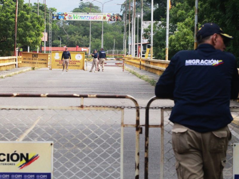 Venezuela cierra la frontera terrestre y suspende los vuelos con Colombia