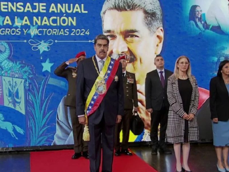 Maduro firma decreto para reforma constitucional y anuncia “gobierno comunal” 