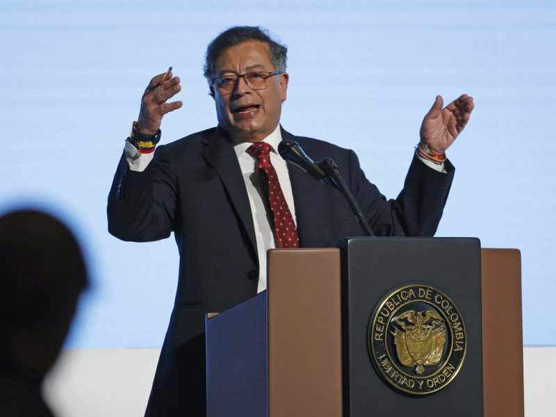 Petro dice que el "Gobierno venezolano" le quitó a Machado el derecho a ser elegida