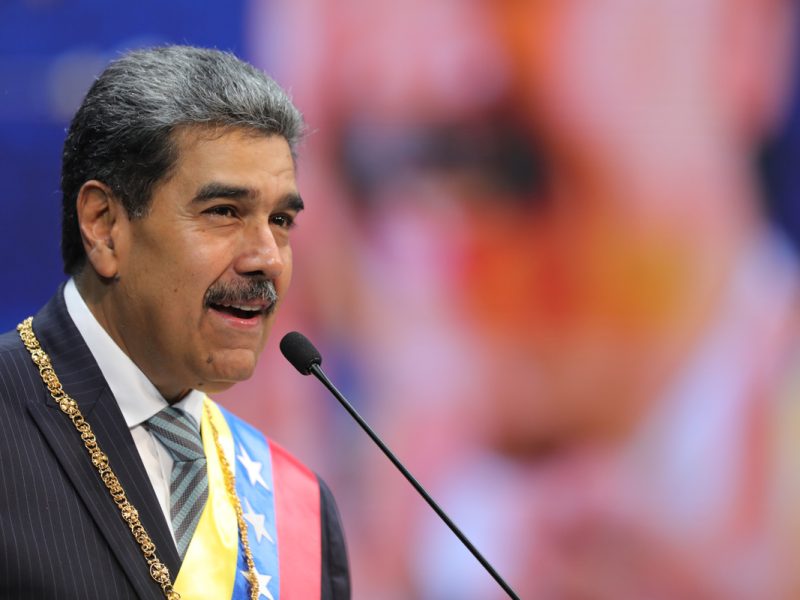Maduro ordena preparar y aceitar "los fusiles" ante "amenazas criminales" de Uribe y Duque