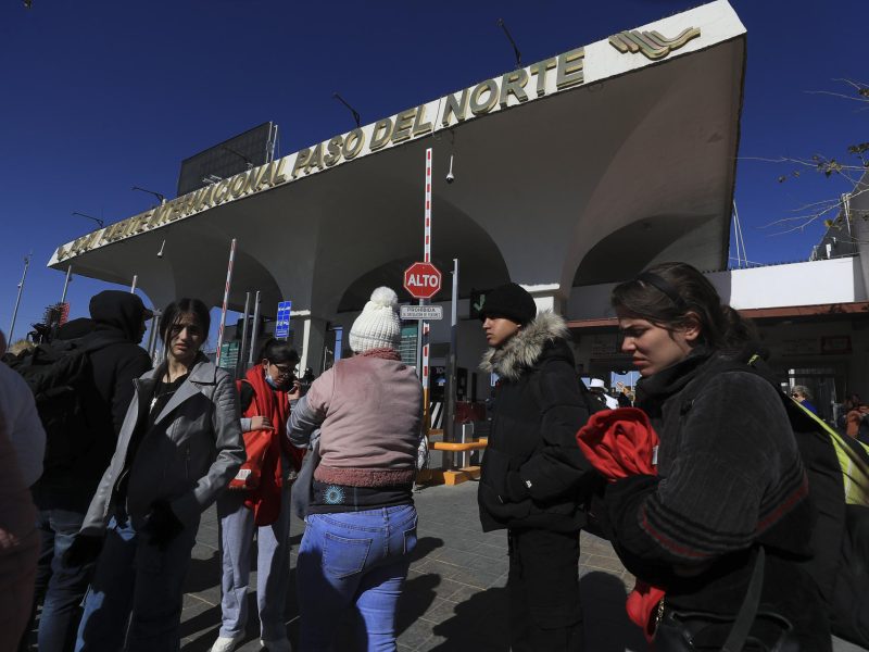 Qué pasará con los migrantes que tenían cita tras cancelación de programa de Biden