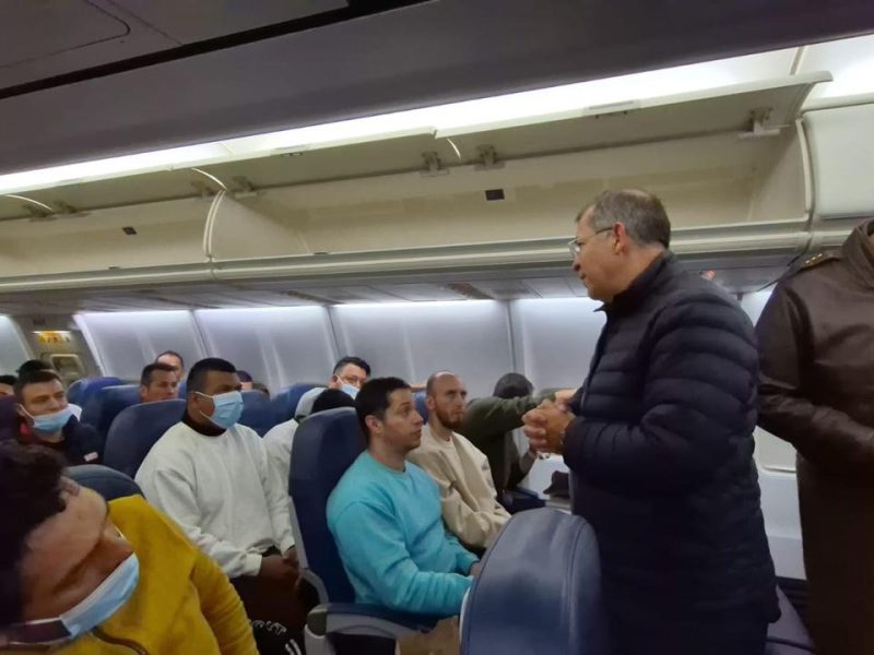 Petro divulga fotos de deportados colombianos sin esposas en avión que los trae de regreso