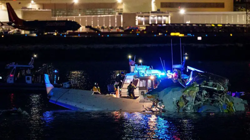 Un avión de American Airlines con 64 personas a bordo choca con un helicóptero militar en Washington y ambos caen al río Potomac
