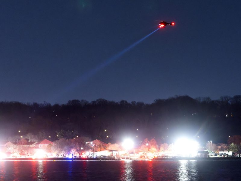 Autoridades descartan que haya sobrevivientes de choque aéreo cerca de Washington