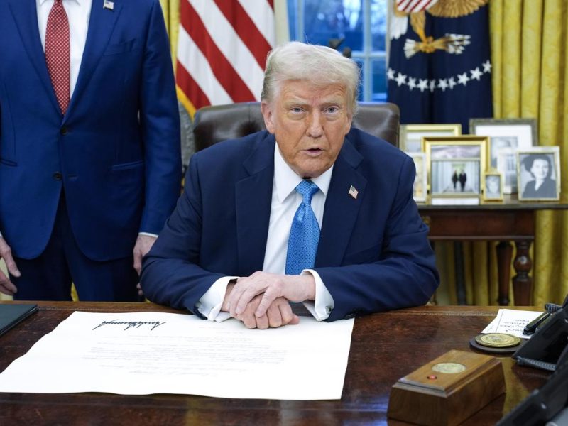 El presidente de EEUU, Trump, firma una orden ejecutiva en el Despacho Oval