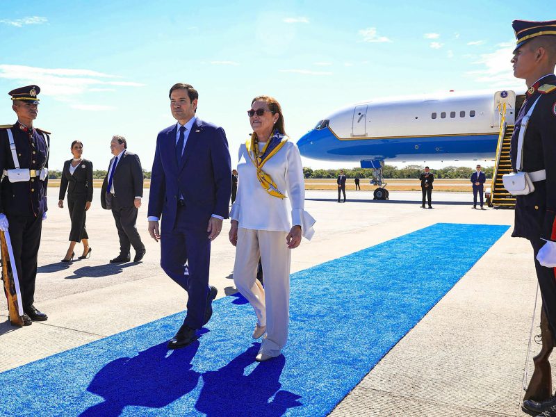 Marco Rubio llega a El Salvador para reunirse con Bukele