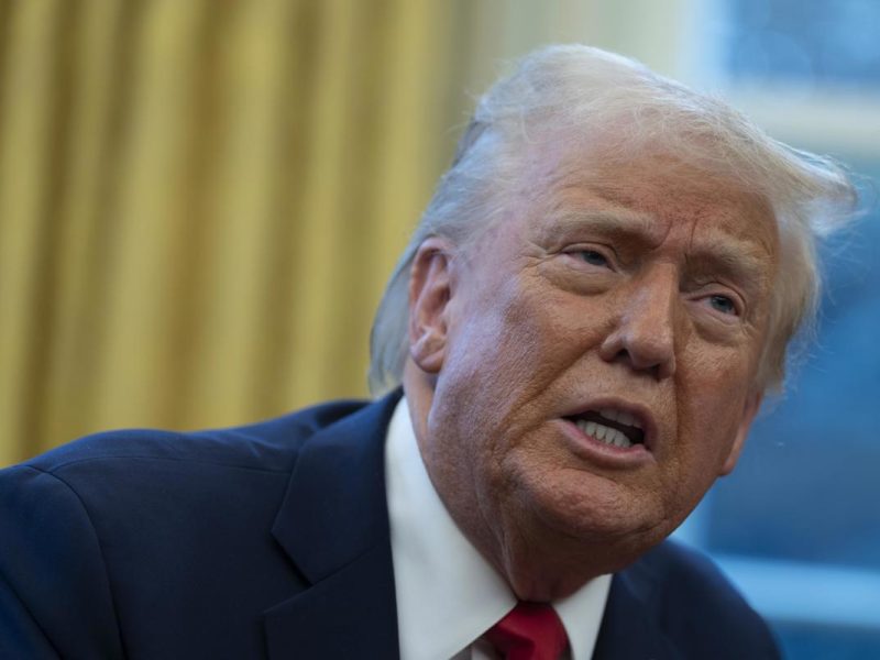 El presidente de EEUU, Trump, firma una orden ejecutiva en el Despacho Oval