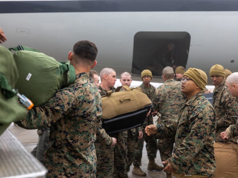 Tropas de EE.UU. llegan a Guantánamo para preparar el centro de migrantes de Trump