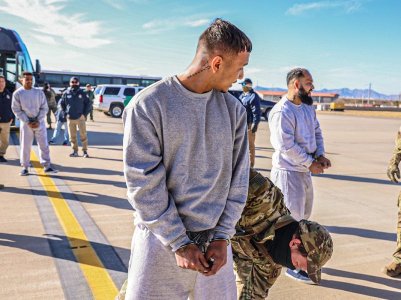 EE.UU. ya ha comenzado a enviar migrantes a Guantánamo, asegura la Casa Blanca