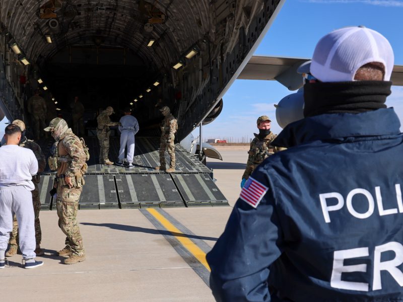 Casa Blanca dice que segundo vuelo con "pandilleros venezolanos" llegó a Guantánamo