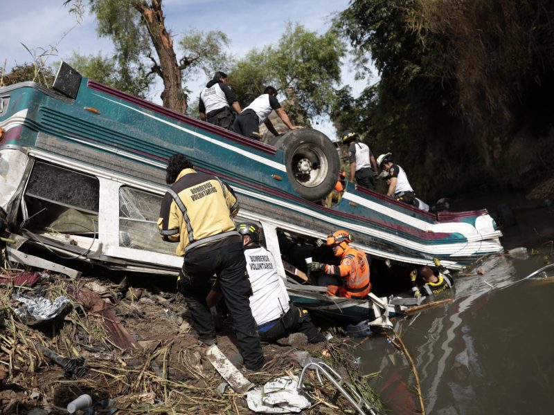 Aumentan a 51 los muertos en accidente de un autobús que cayó por un puente en Guatemala