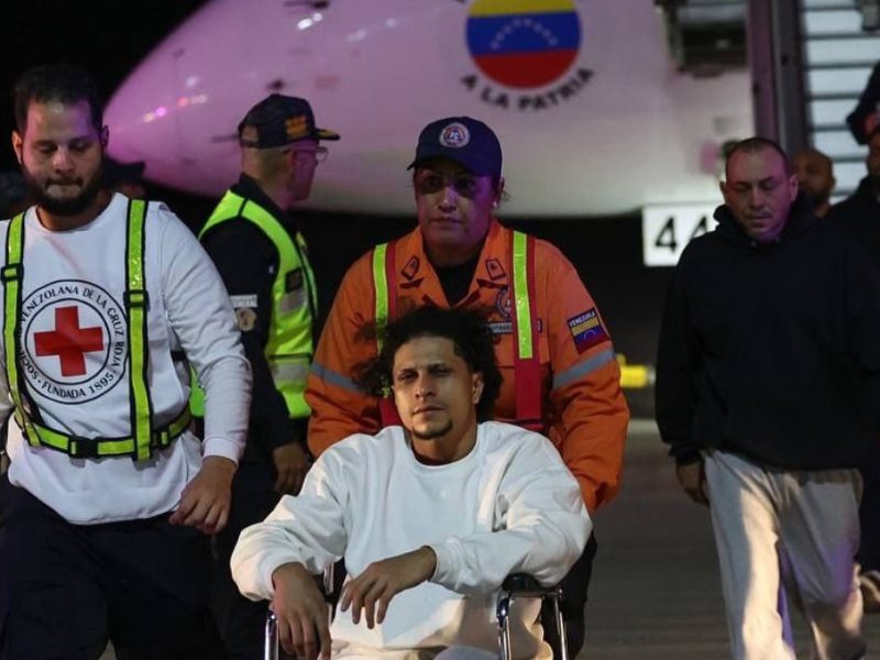 Cabello al recibir a migrantes: En diálogo abierto con EEUU están llegando primeros venezolanos