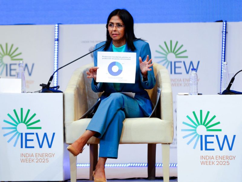 Delcy Rodríguez considera "absurdo" que excluyan a Venezuela de mercado petrolero global