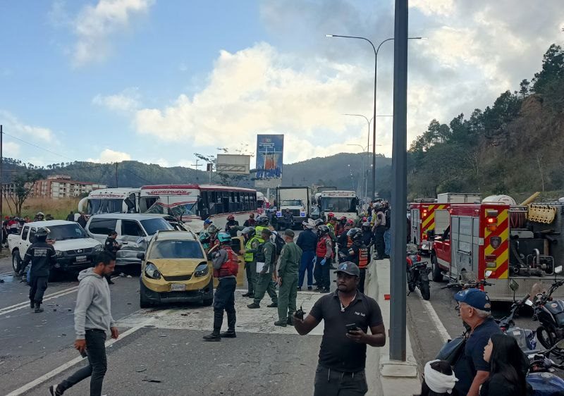 Dos fallecidos deja choque múltiple en la autopista Valle-Coche