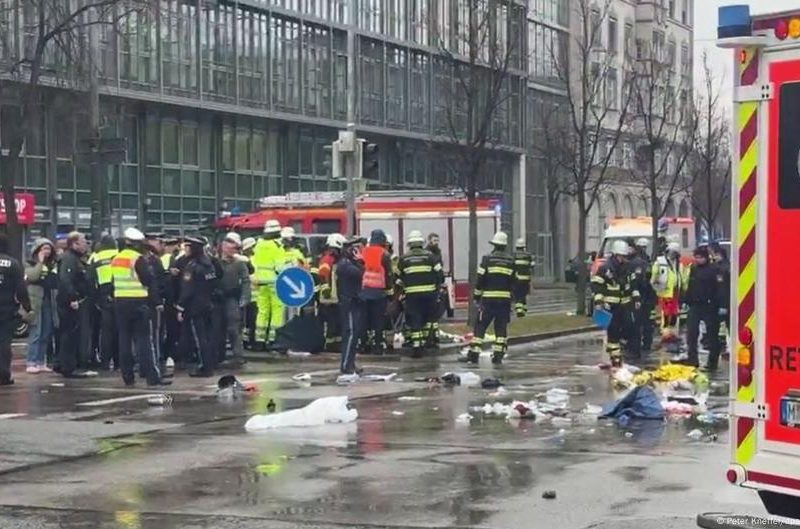 Auto embiste contra grupo de personas en Múnich: 28 heridos