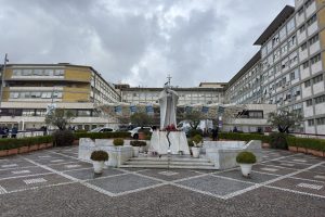 El papa anula su agenda hasta el lunes tras ser hospitalizado por una bronquitis