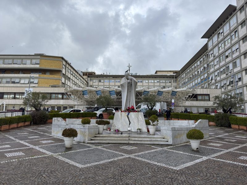 El papa anula su agenda hasta el lunes tras ser hospitalizado por una bronquitis