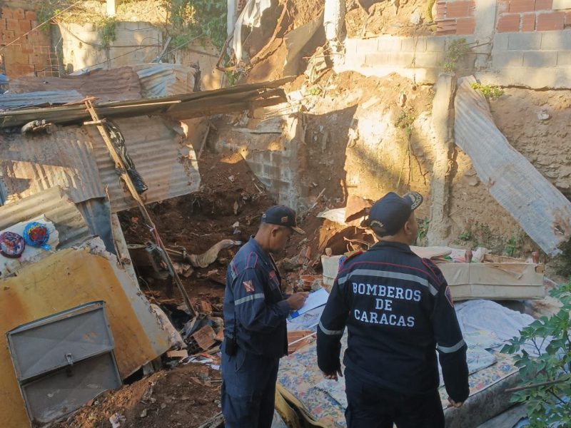 Adolescente de 17 años fallece al desplomarse dos viviendas en Caricuao