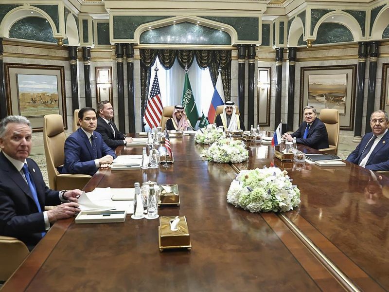 Rubio y Lavrov inician en Riad primera reunión a alto nivel para hablar de guerra en Ucrania