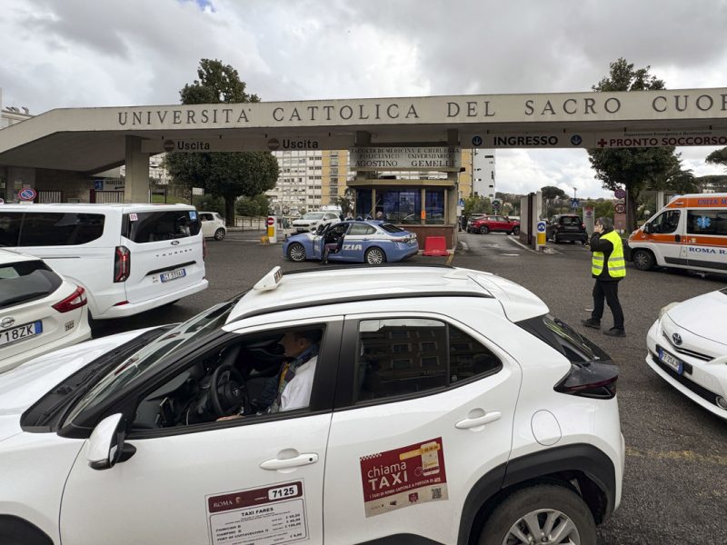 El papa, ingresado en el hospital Gemelli debido a su bronquitis