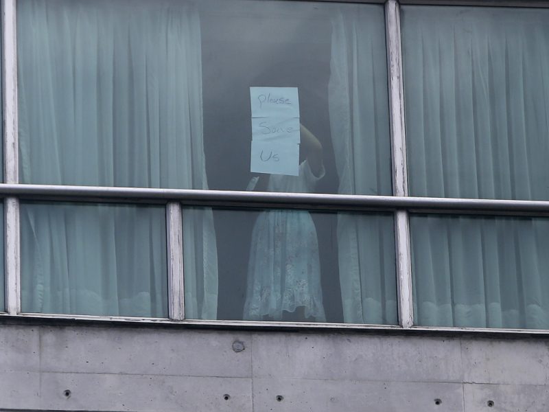 "Ayuda", escriben migrantes deportados de EE.UU. desde las ventanas de un hotel en Panamá