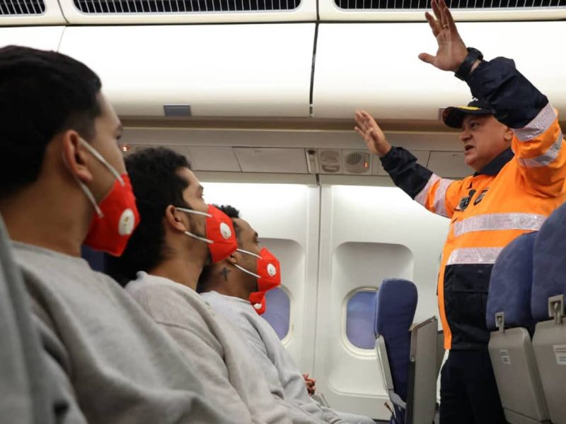 Aterriza en Venezuela un avión con los 177 migrantes que estaban retenidos en Guantánamo