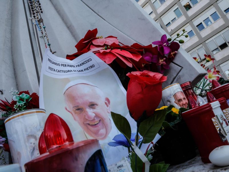 El papa sigue con su tratamiento, su humor es bueno y el Vaticano organiza rezo de rosario