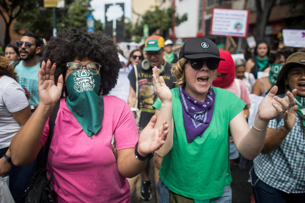 Mujeres venezolanas participan desde las bases pero no ocupan cargos emblemáticos