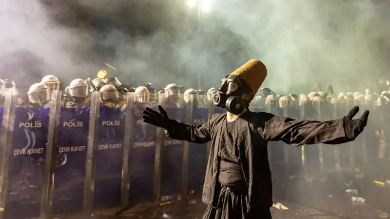 3 claves para entender las masivas manifestaciones en Turquía que desafían a Erdogan y por las que ya han detenido a más de 1.000 personas