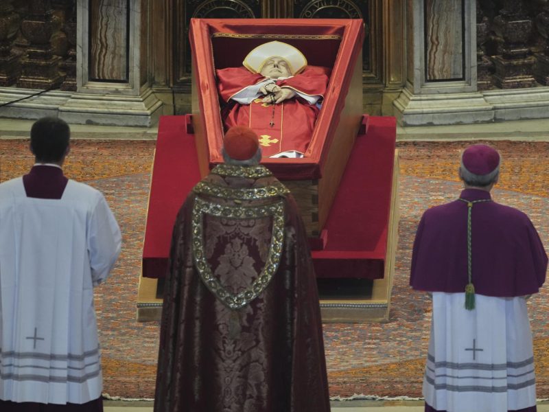 Más de 90.000 personas han pasado por la capilla ardiente del papa Francisco
