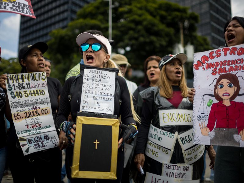 Analistas a un año de las presidenciales: Maduro mantiene “control” del país con represión que no significa “normalidad” 
