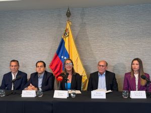 Opositores exasilados en la embajada de Argentina critican a diplomáticos en Venezuela y dicen que las guacamayas siguen volando