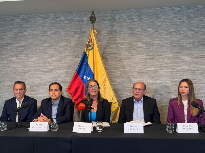 Opositores exasilados en la embajada de Argentina critican a diplomáticos en Venezuela y dicen que las guacamayas siguen volando